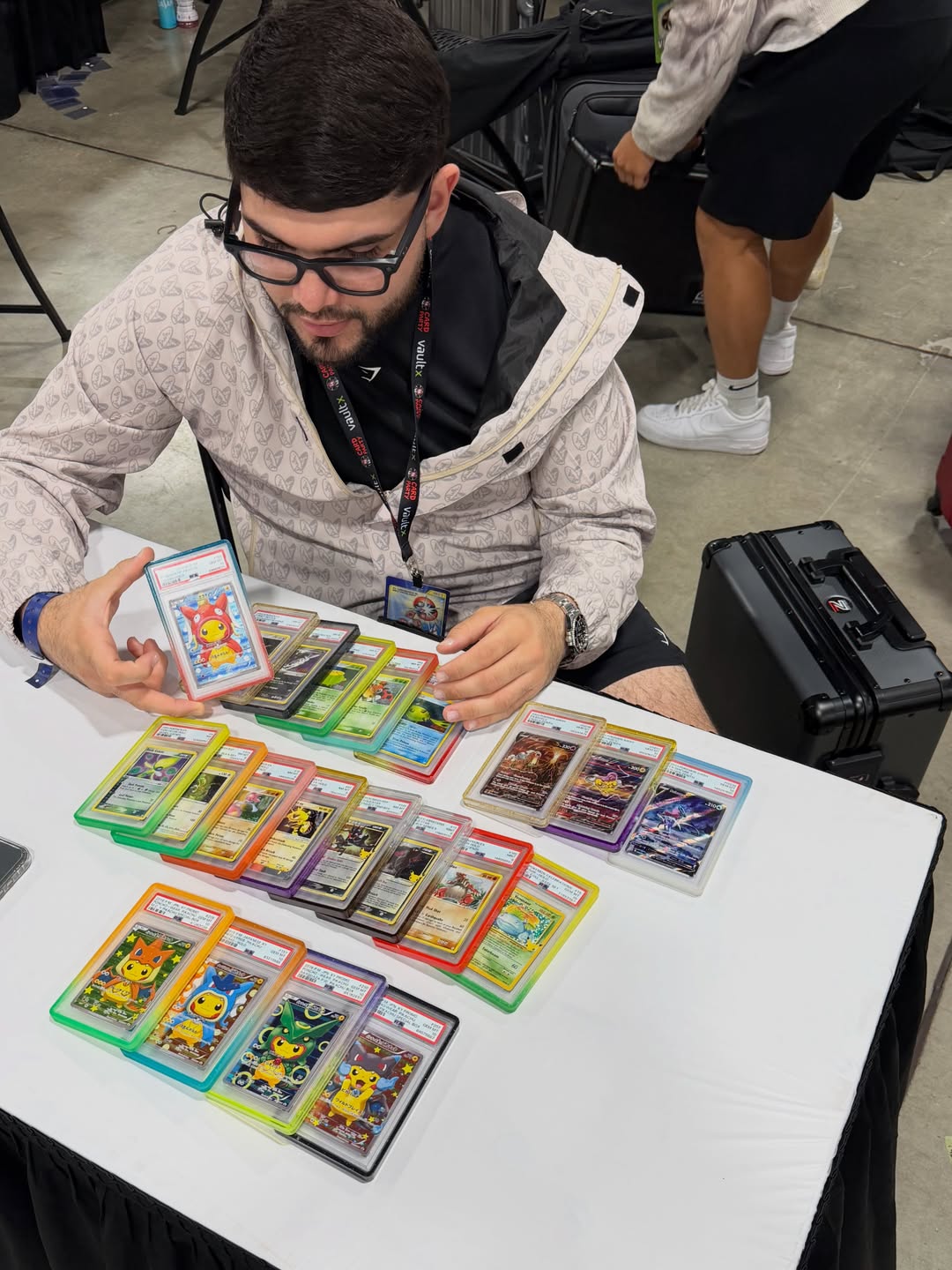 Pull House Co. mostrando cartas graduadas en un evento de coleccionistas.